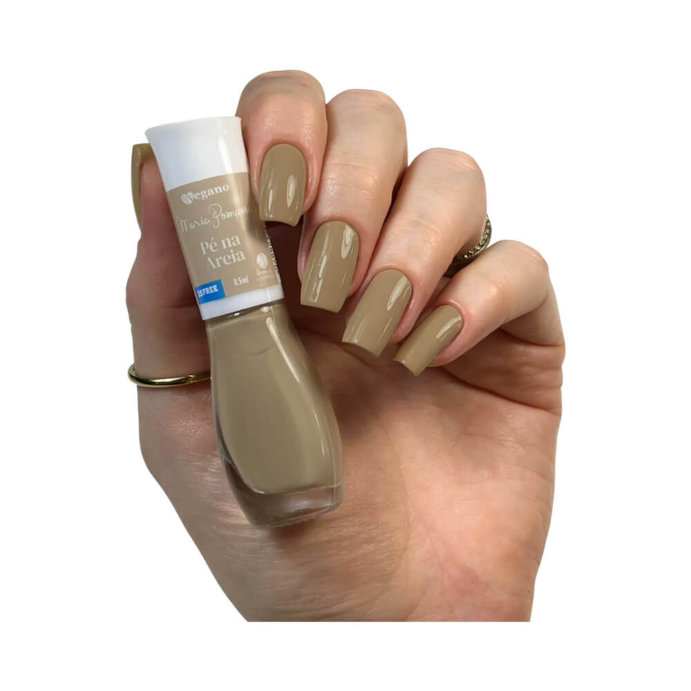 Mão com unhas pintadas com esmalte Maria Pomposa Pé na Areia mostrando acabamento cremoso